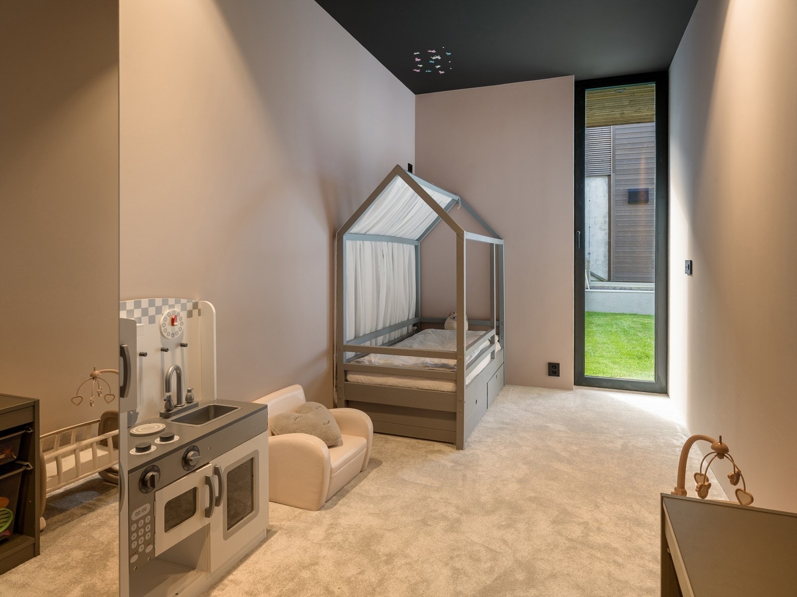 Lys og luft i underetasjen: Alle vinduer strekker seg fra gulv til tak og gir soverommene en sjelden romfølelse og rikelig med naturlig lys. Galleribilde