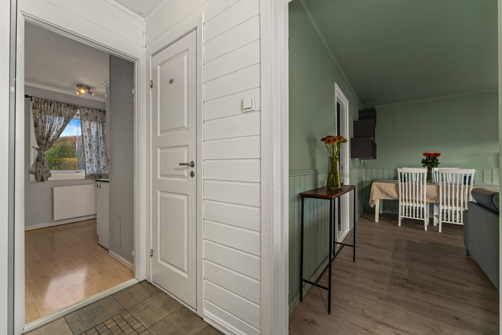 Gangen mellom kjøkken, bad og stue. Hvitmalt panel. Galleribilde