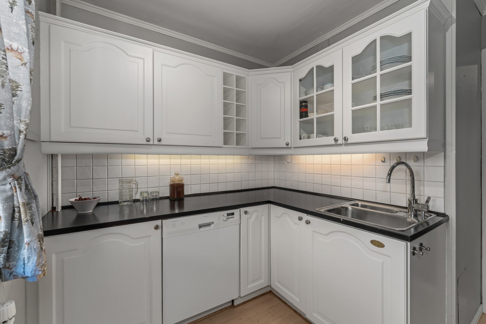 Praktisk kjøkken med fliser over laminat benkeplate Galleribilde