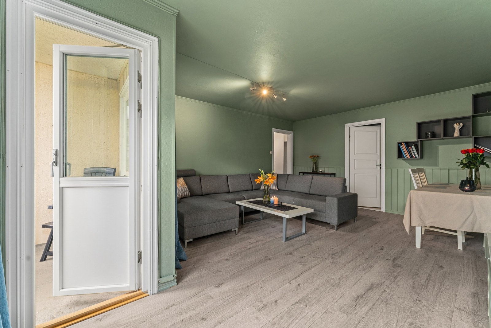 Utgang til sørvendt balkong med fin utsikt mot bla fellesområdet og idrettsanleggene Galleribilde