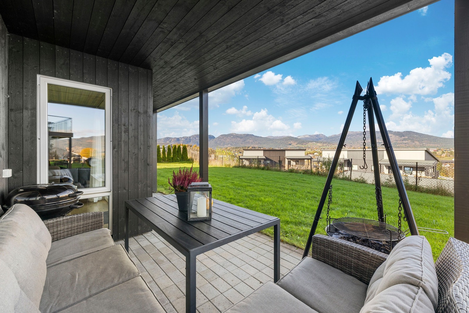 Ute på den overbygde terrassen er det godt å sitte for å nyte kveldssola på sommerstid. Galleribilde