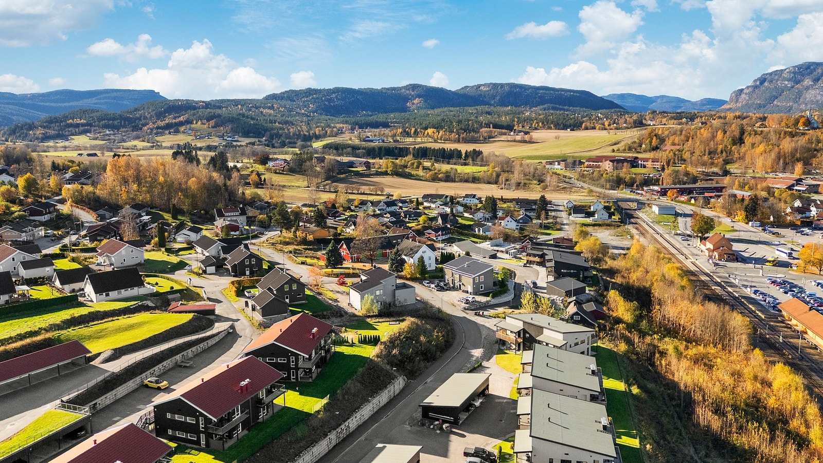 Leiligheten har tilhørende parkering i carport, samt praktisk bod. Galleribilde
