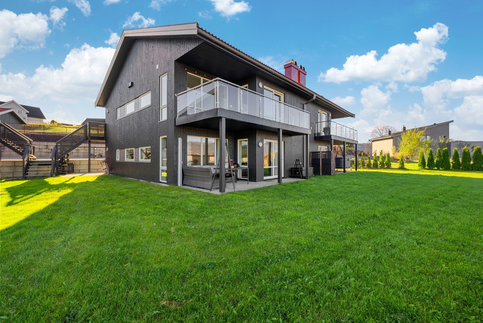 Leiligheten ligger i 1.etasje med direkte adkomst til plen. Galleribilde