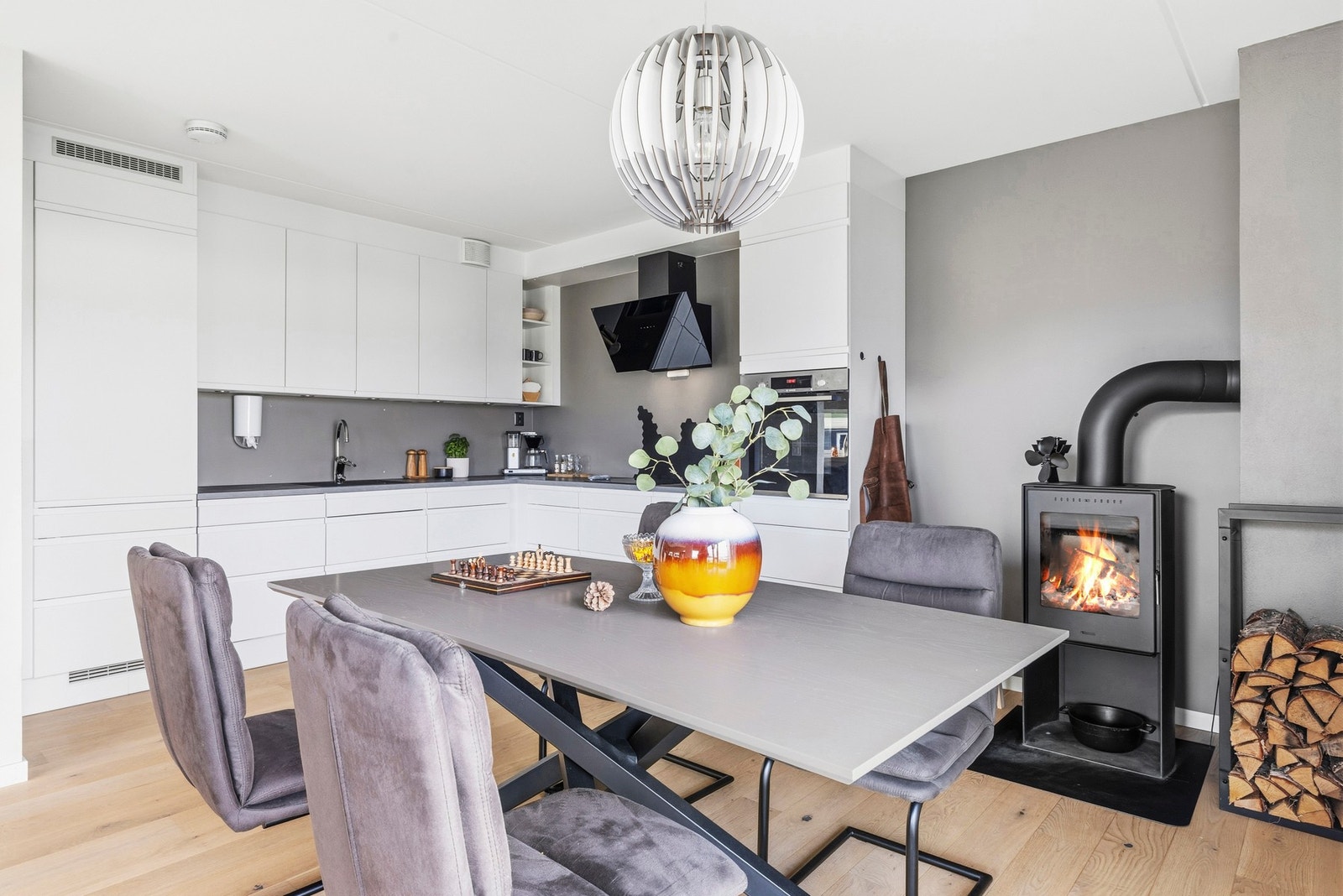 Kjøkkenet har en vakker peisovn, som varmer godt på kalde vinterdager. Galleribilde