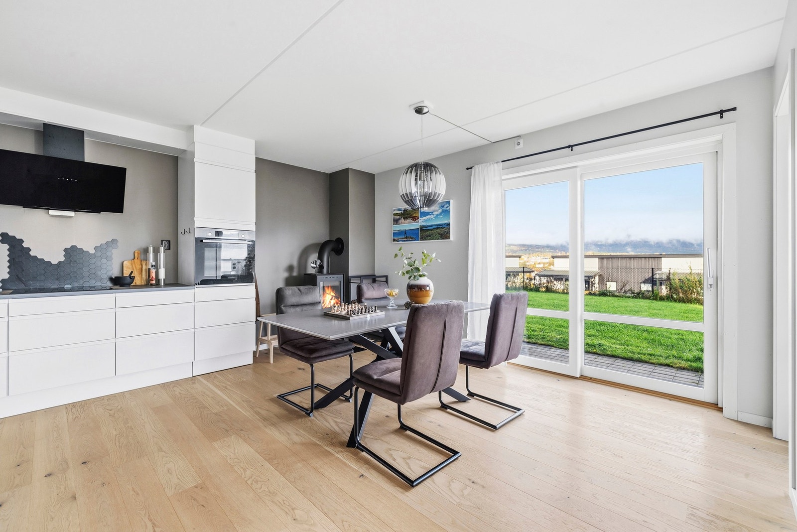 Hyggelig spiseplass på kjøkkenet. Galleribilde