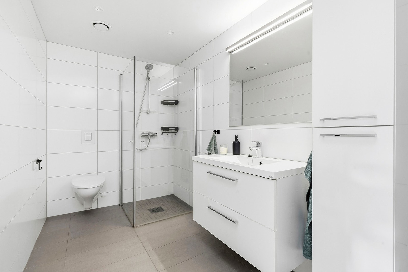 Lyst og delikat baderom med fliser. Galleribilde