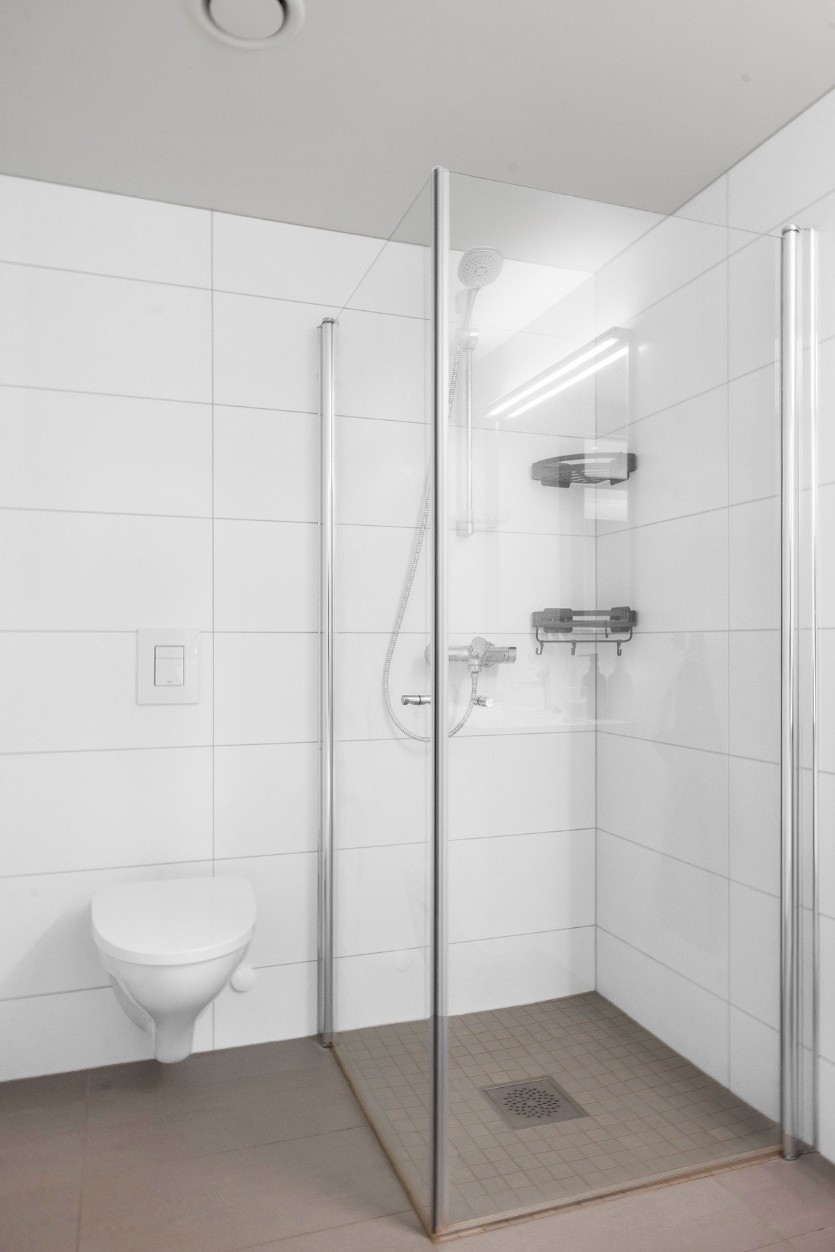 Utstyrt med vegghengt toalett, servantinnrending, dusjnisje og varmekabler. Galleribilde