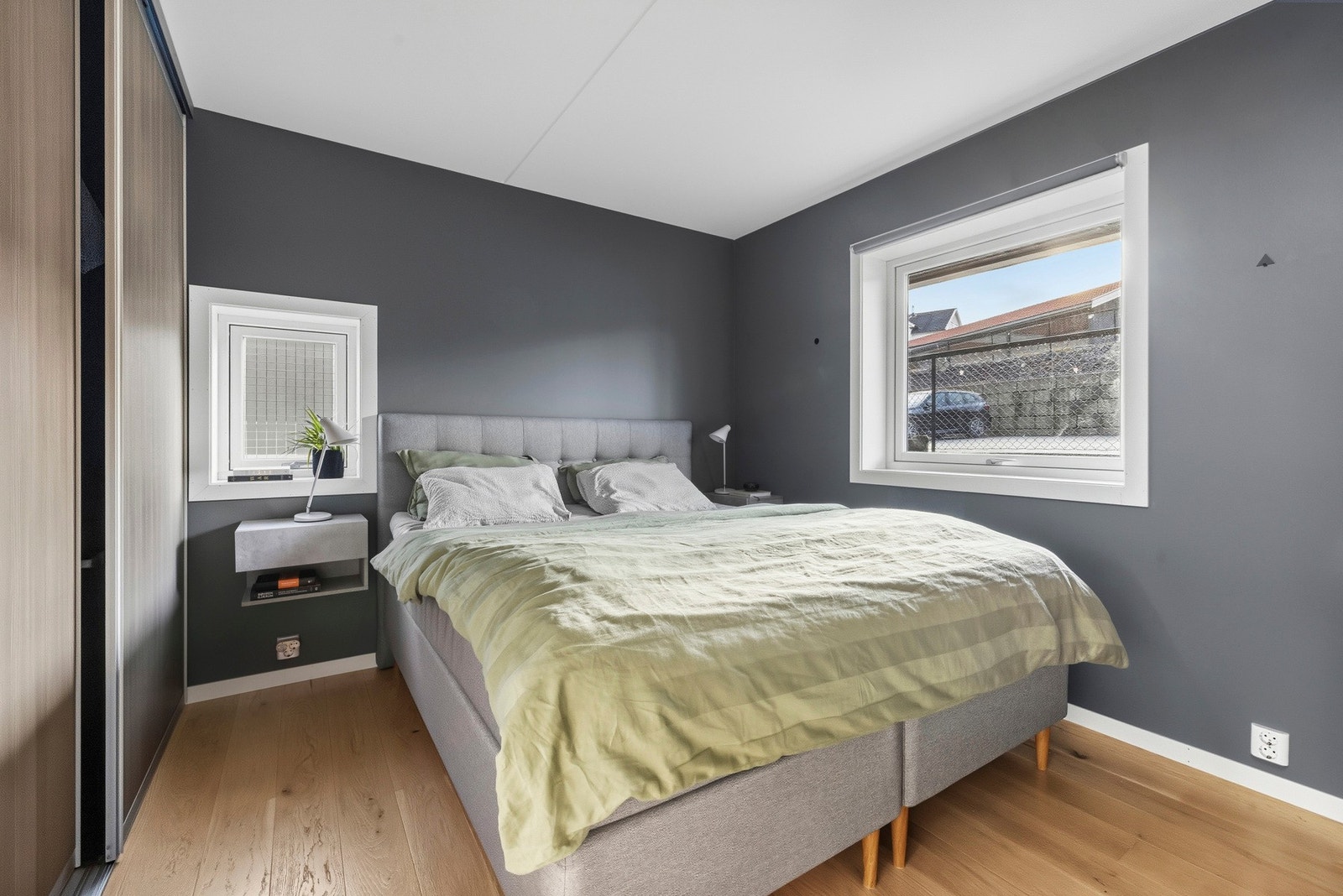 Hovedsoverom har rikelig med lagring i garderobeskap. Galleribilde