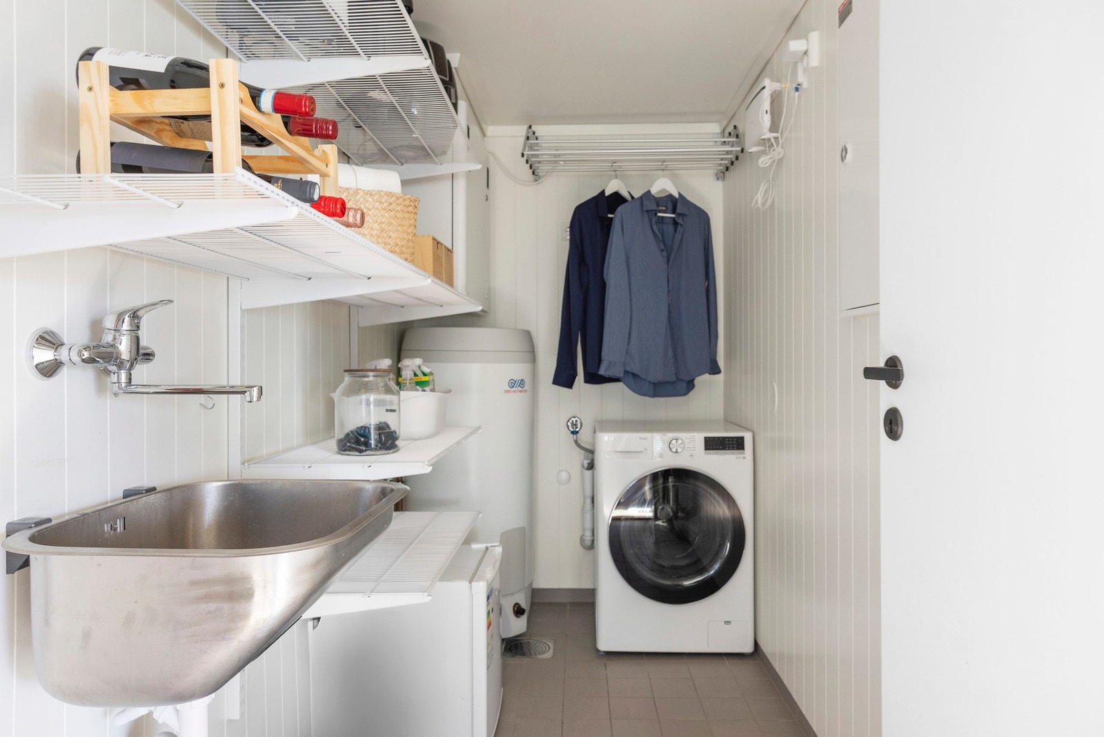 Praktisk vaskerom/teknisk rom med muligheter for lagring. Galleribilde