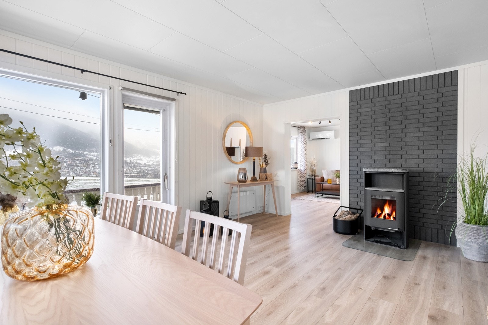Stue med vedovn og utgang til terrasse Galleribilde
