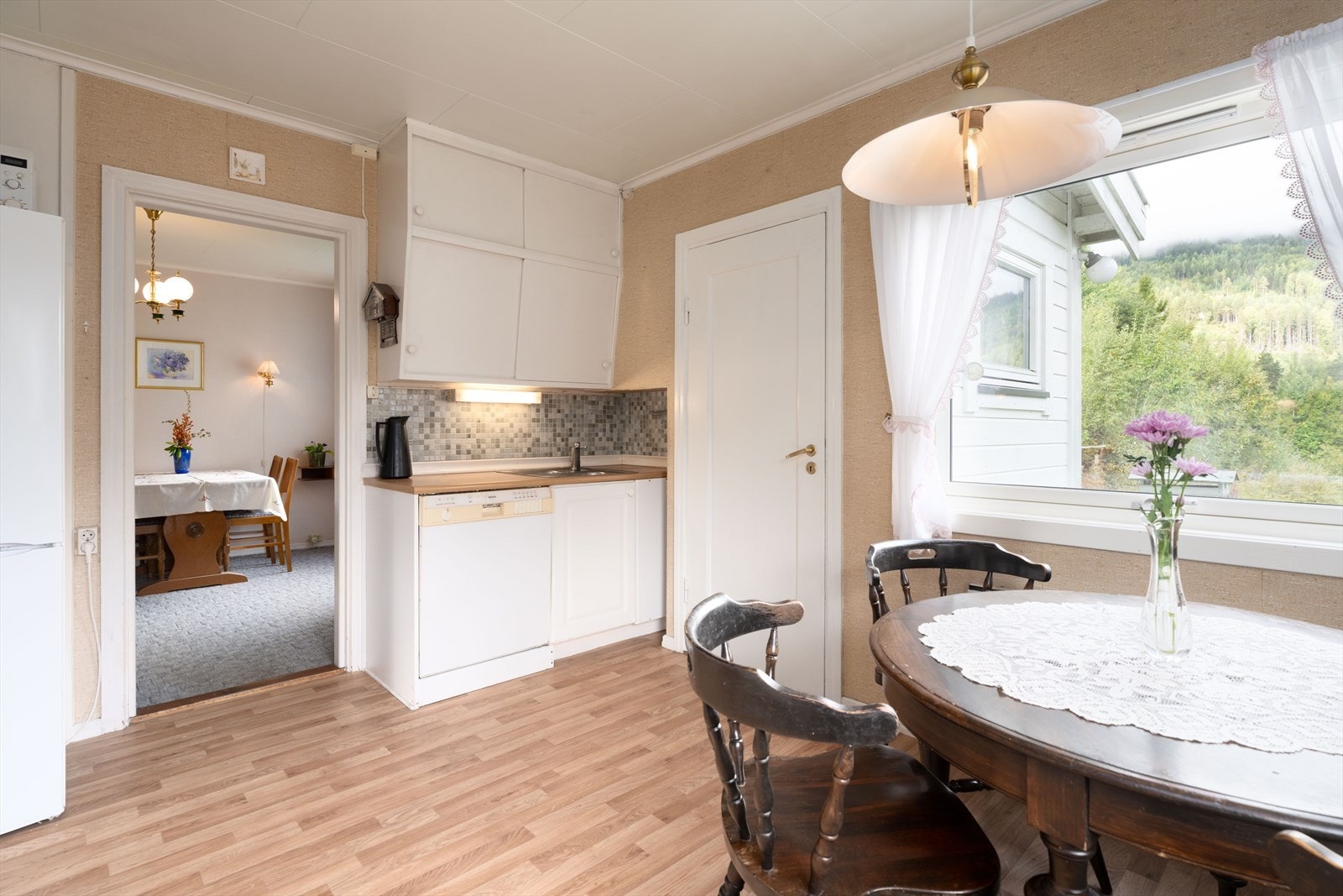 Fra kjøkkenet har du tilgang til et lite rom som er fint egnet for matlagring og som tar deg videre ut til den store hagen Galleribilde