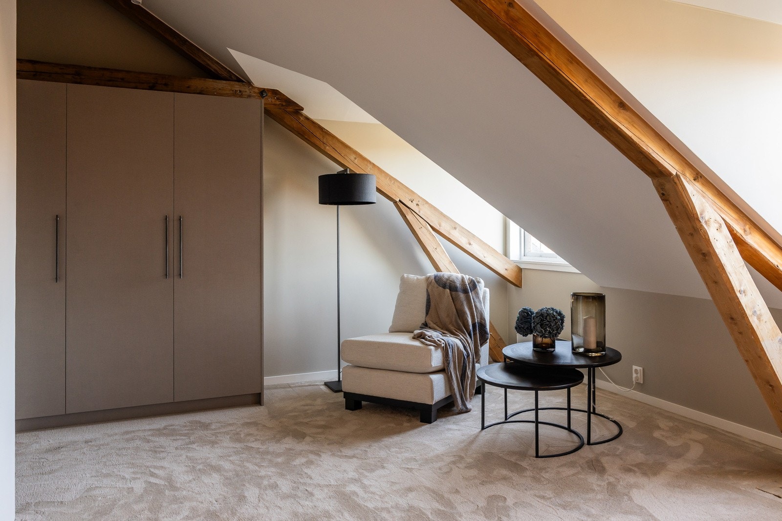 Vegg til vegg teppe og pen garderobeløsning