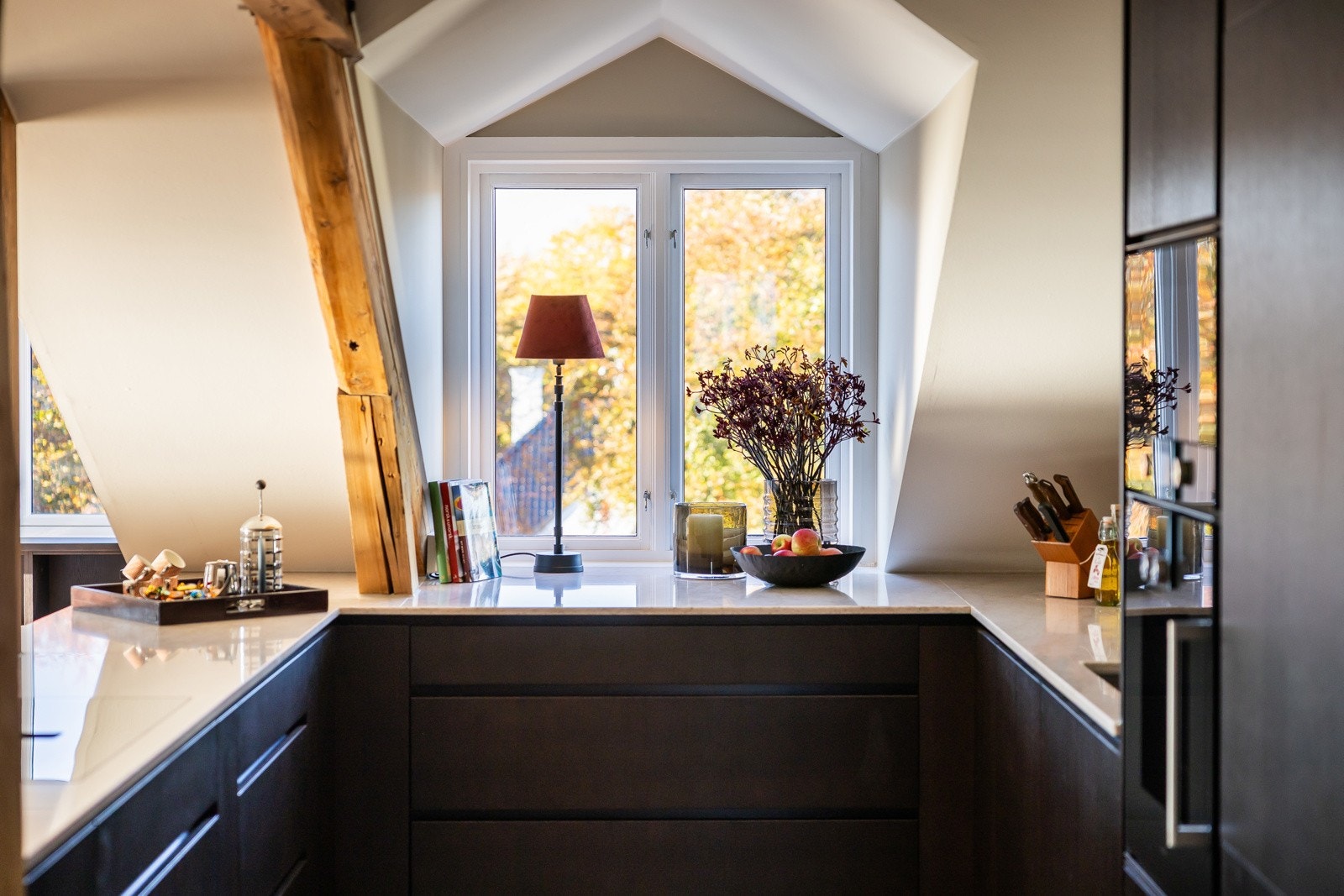 Lekkert kjøkken med med eksklusive hvitevarer fra Gaggenau. Innredningen har glatte fronter og benkeplate i hvit marmor