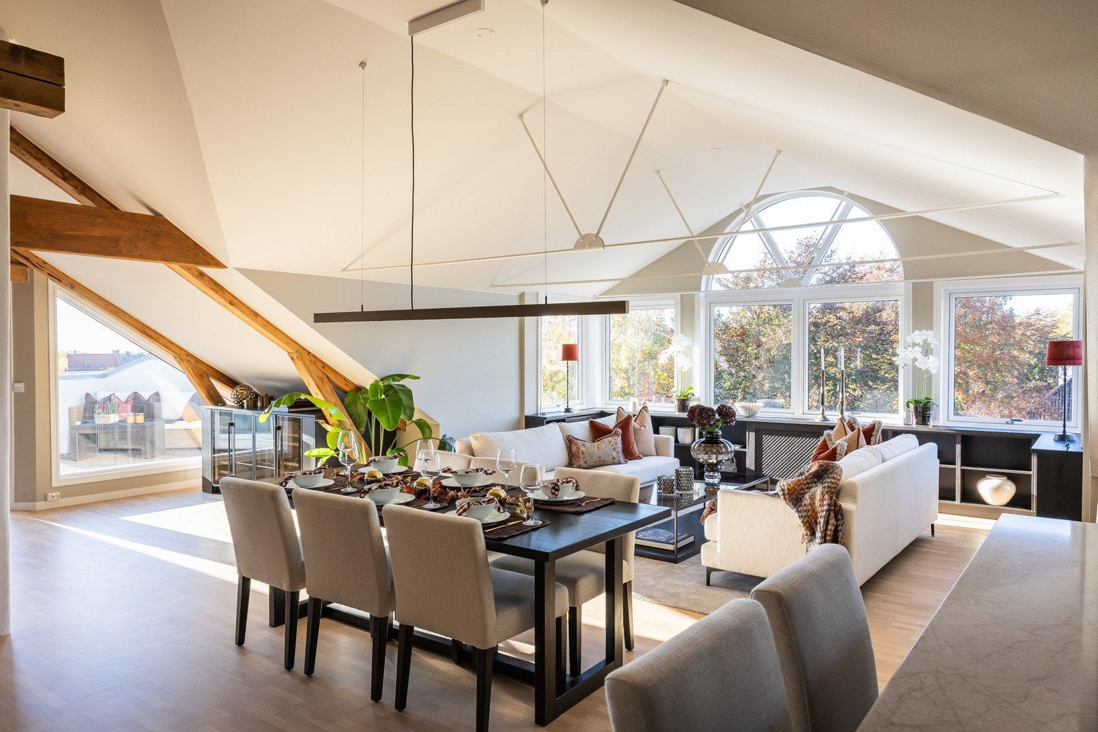 Lys og luftig stue med god plass til flere soner