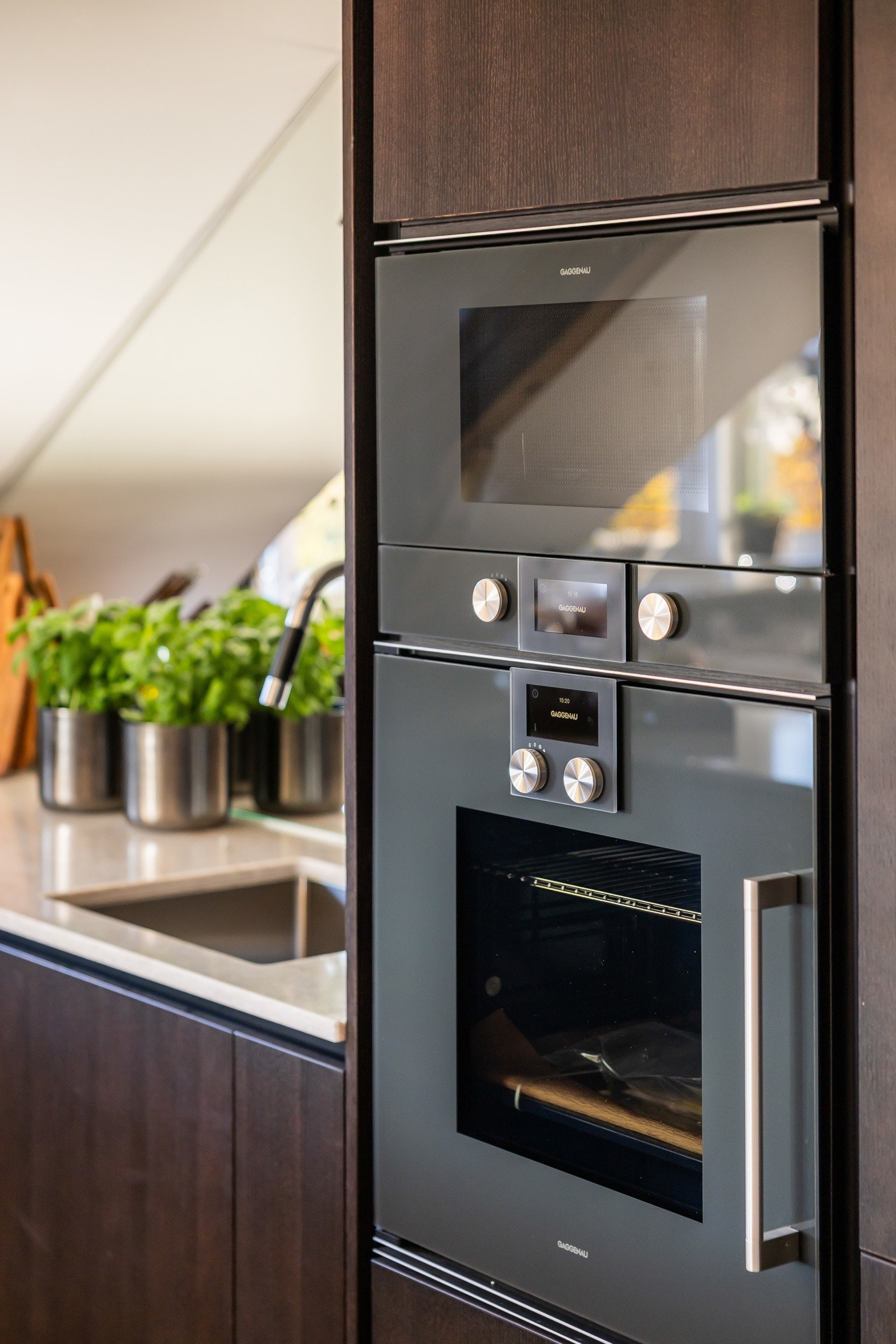 Utstyrt med induksjonstopp med  integrert vifte, oppvaskmaskin, kjøl/frys, stekeovn og mikrobølgeovn.