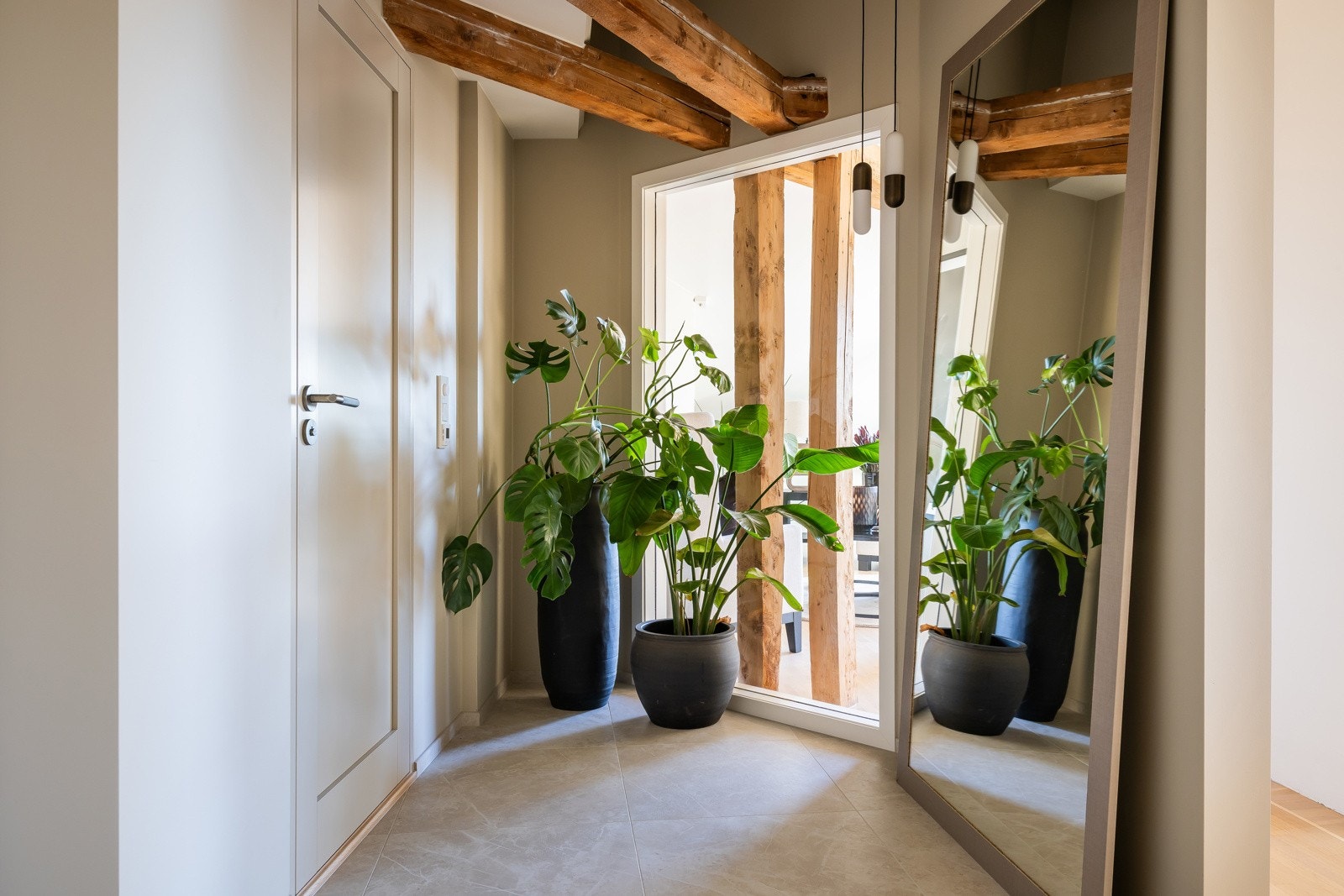 Innbydende og romslig entré - gulvet er flislagt med varmekabler