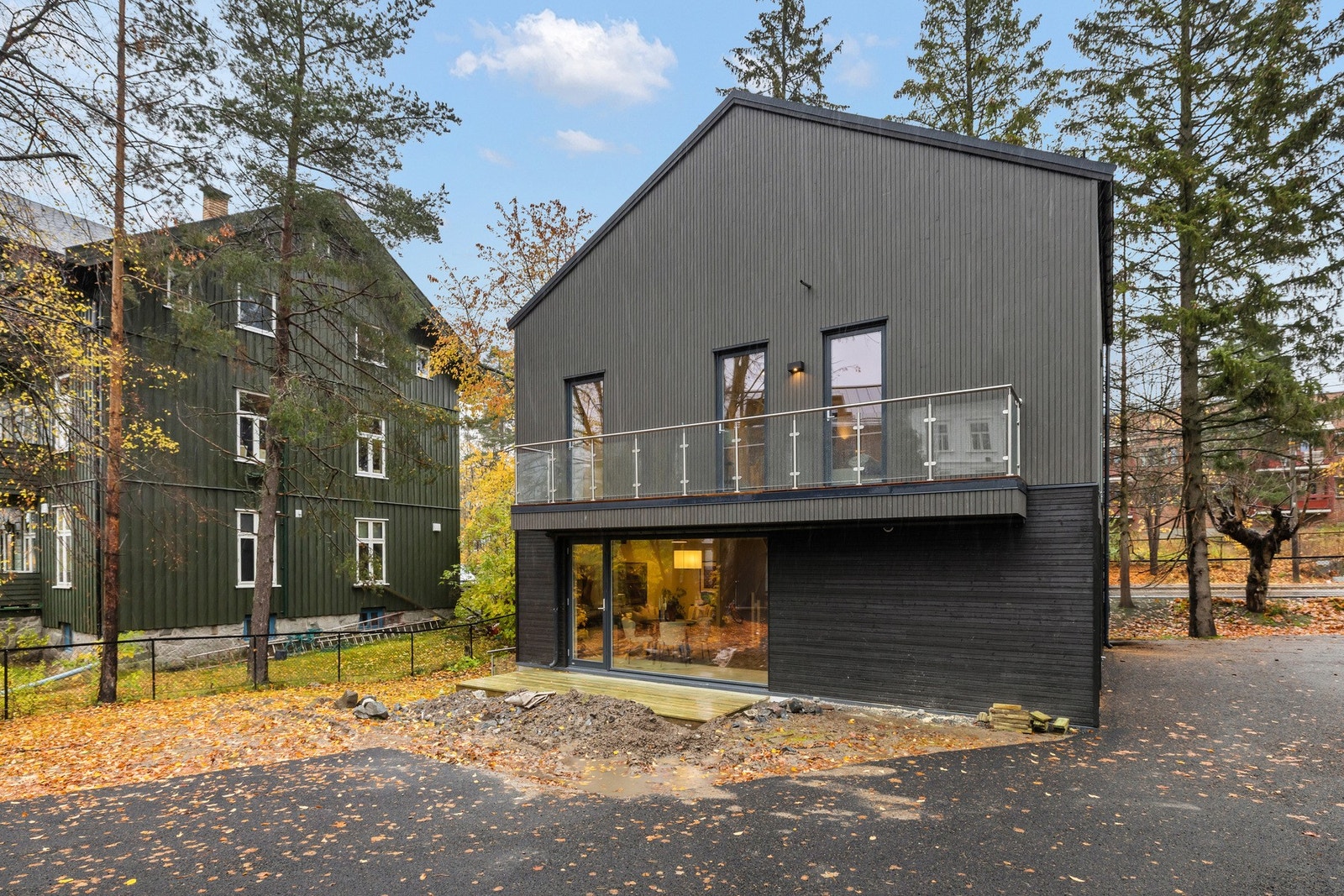 Utgang fra stue til markterrasse. Det vil bli opparbeidet gressplen rundt platting Galleribilde