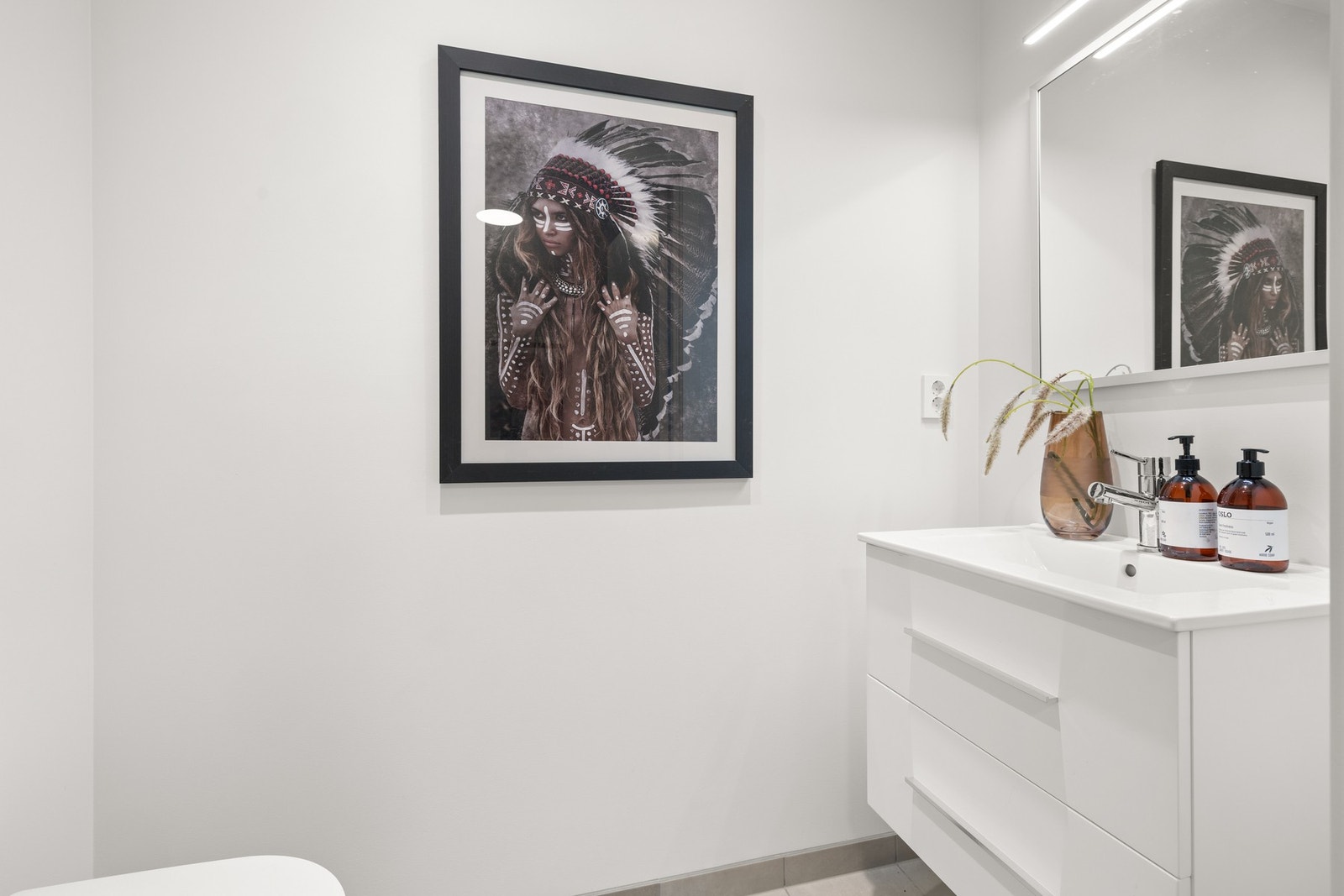 Fra entré er det dør inn til toalettrom med flislagte gulvflater Galleribilde