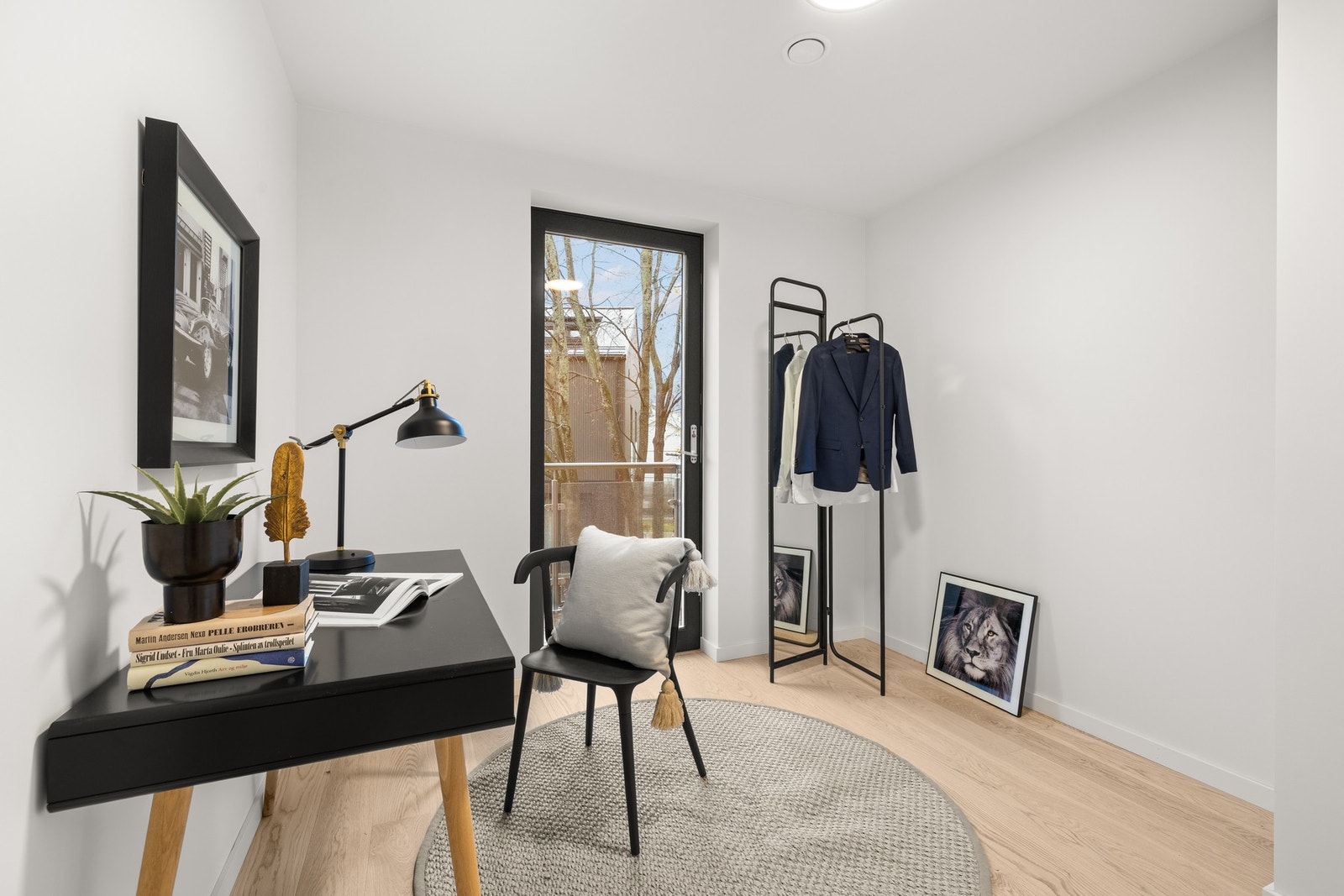 Alle rommene har god plass til seng og tilhørende møblement, og fungerer utmerket som gjesterom, barnerom eller kontor Galleribilde