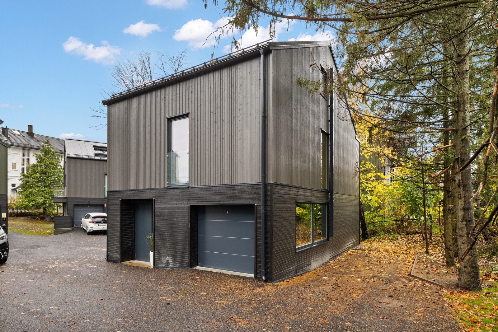 Garasje i bygge, samt biloppstillingsplass Galleribilde