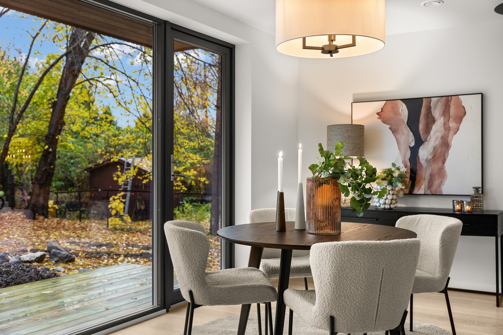 Store vindusflater bidrar til god romfølelse og gode lysforhold Galleribilde