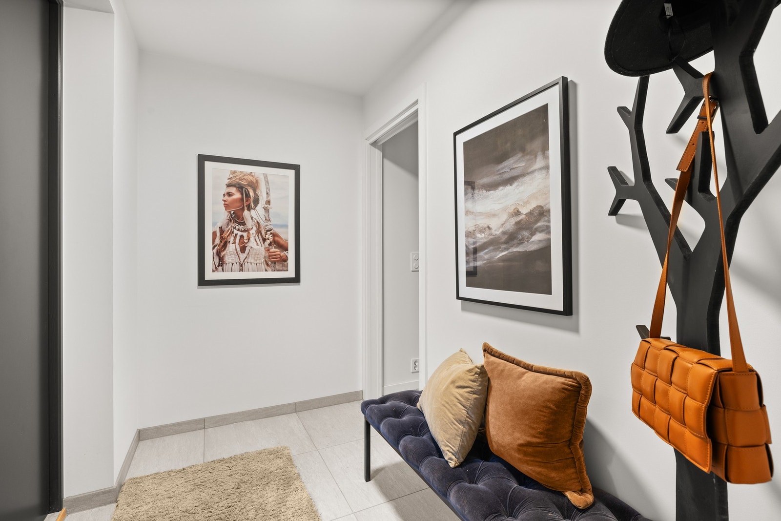 Hyggelig entré med flislagte gulv og god plass til oppheng av yttertøy Galleribilde