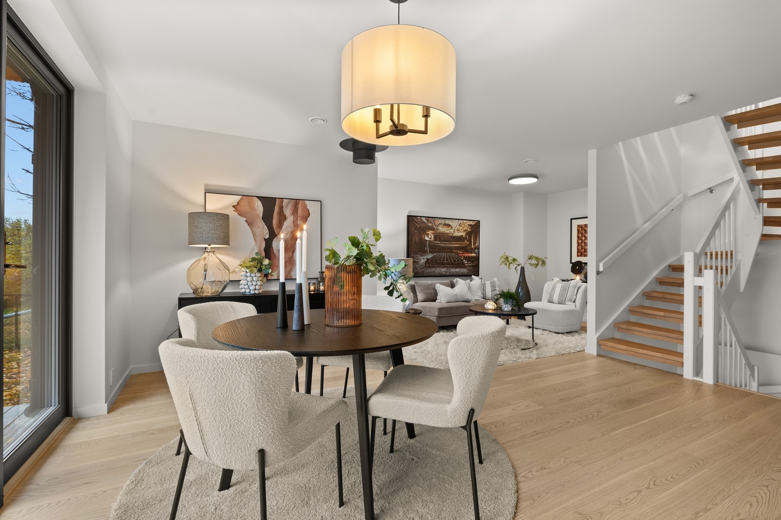 Boligen er smakfullt innredet med smarte løsninger og flere møbleringsmuligheter Galleribilde