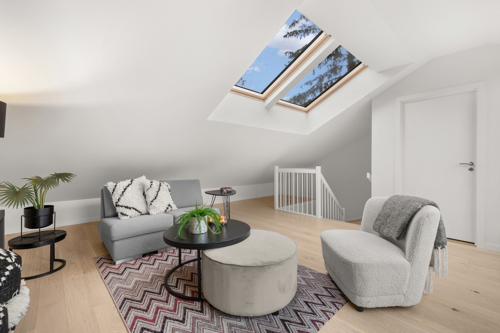 Stuen får herlig dagslys fra takvinduer Galleribilde