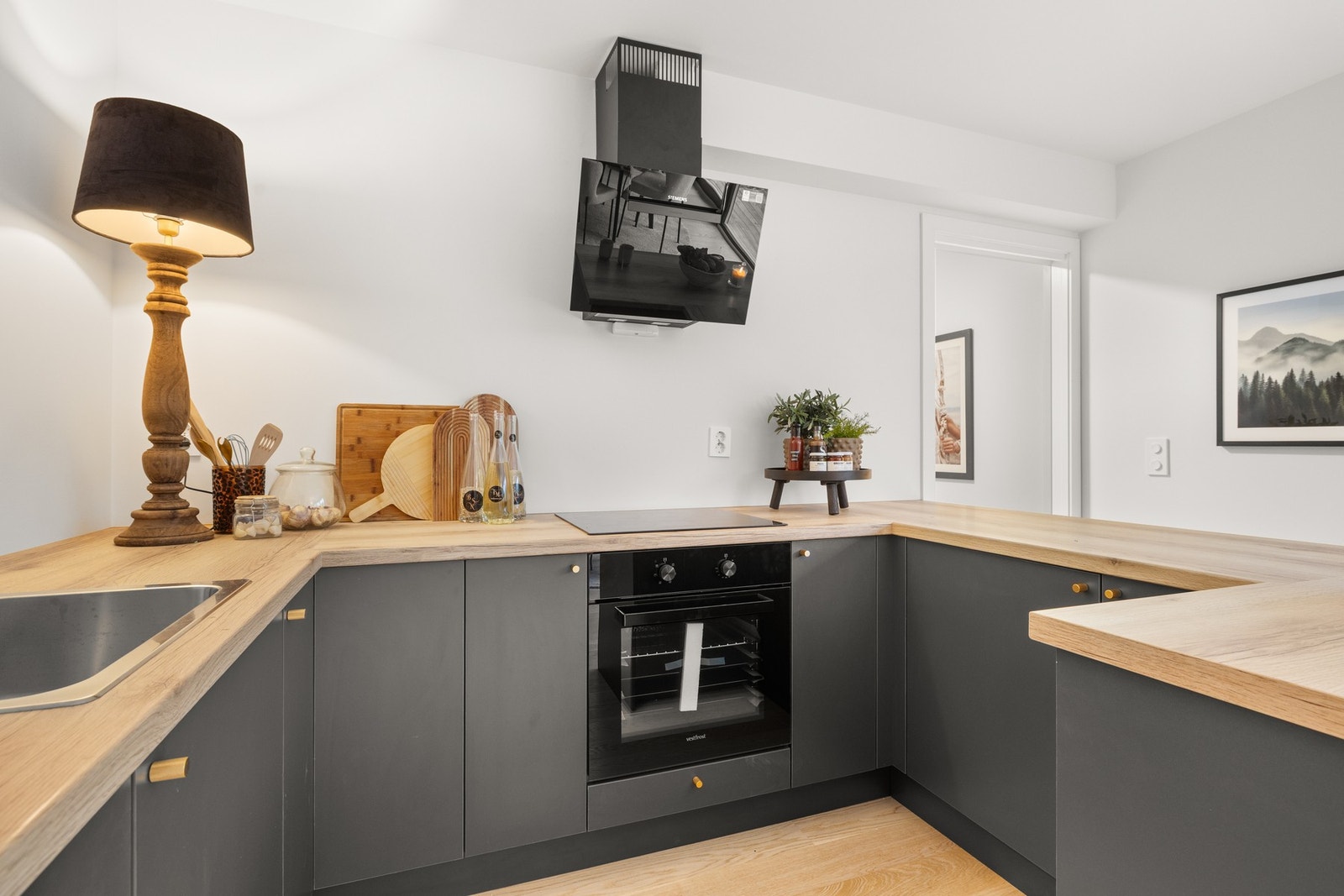 Kjøkkeninnredningen er produsert på Flyt Interiør sin egen fabrikk og gir en unik og tilpasset løsning som passer perfekt inn i hjemmet Galleribilde