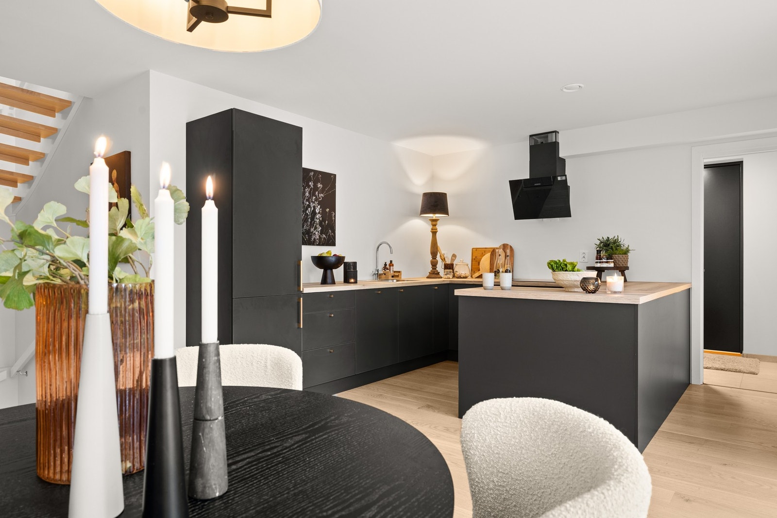 Opplev det beste av moderne design og funksjonalitet med skreddersydd kjøkken fra Flyt Interiør! Galleribilde