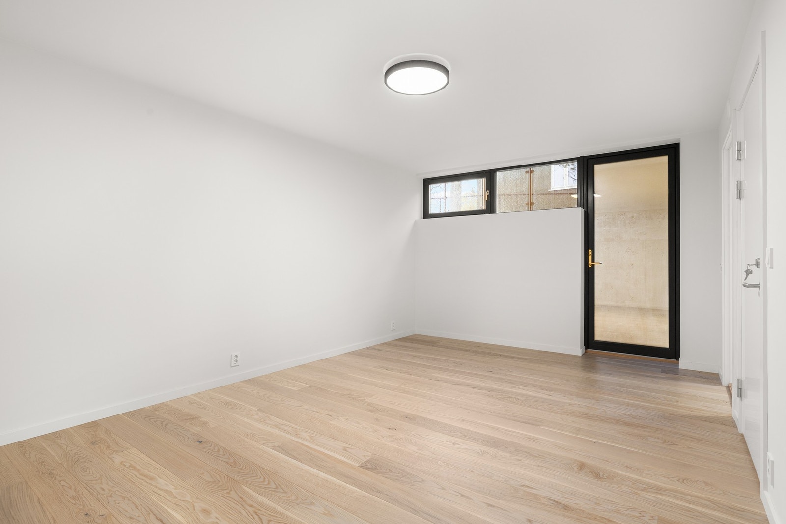 Det er egen inngang til kjelleren Galleribilde