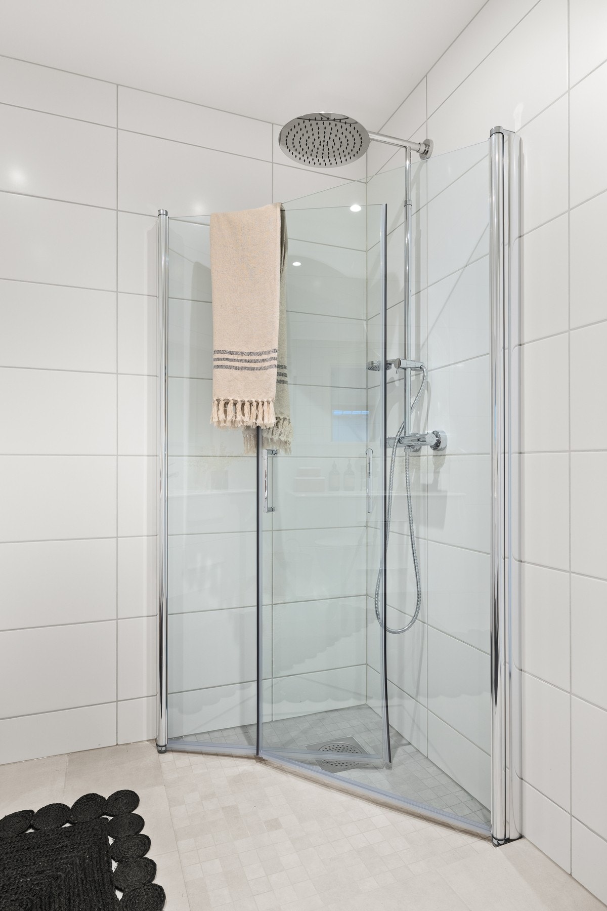 Baderommet er fult utstyrt med toalett, servant, speil over servant med belysning og dusjhjørne Galleribilde