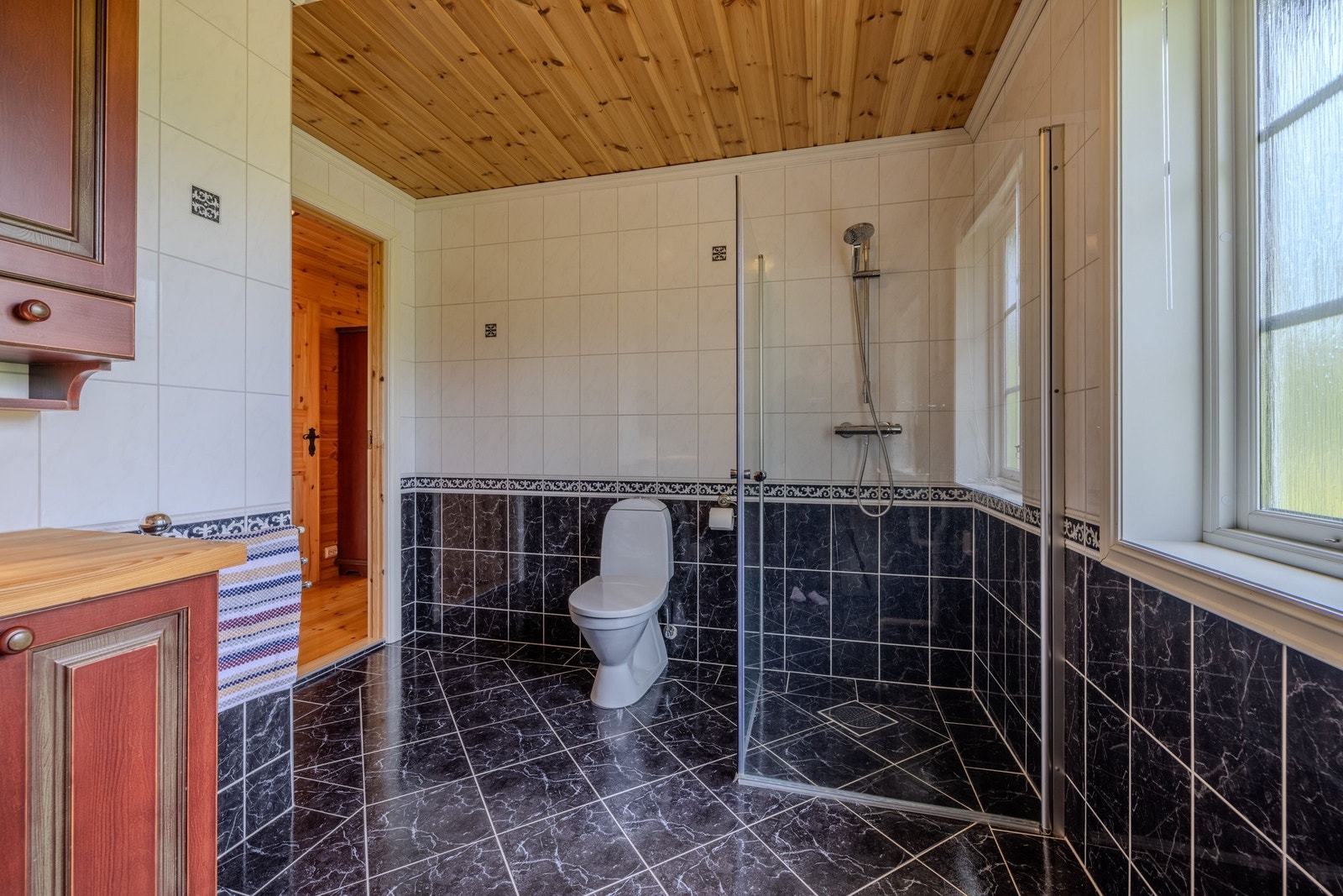 Obs: Speilbilde, der er ikke vindu inne i dusjen Galleribilde