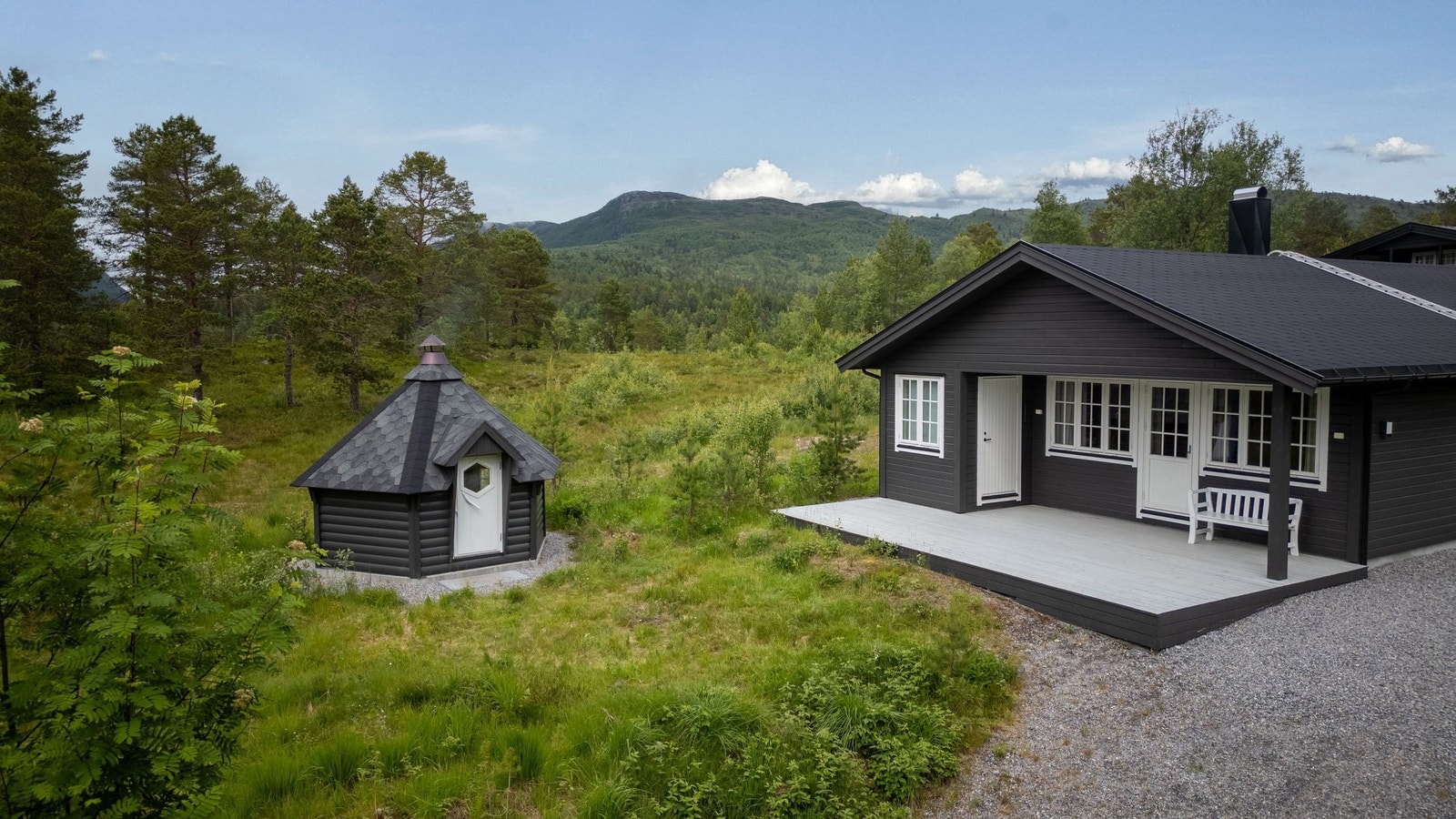 Fin uteplass med grillhus i hagen Galleribilde