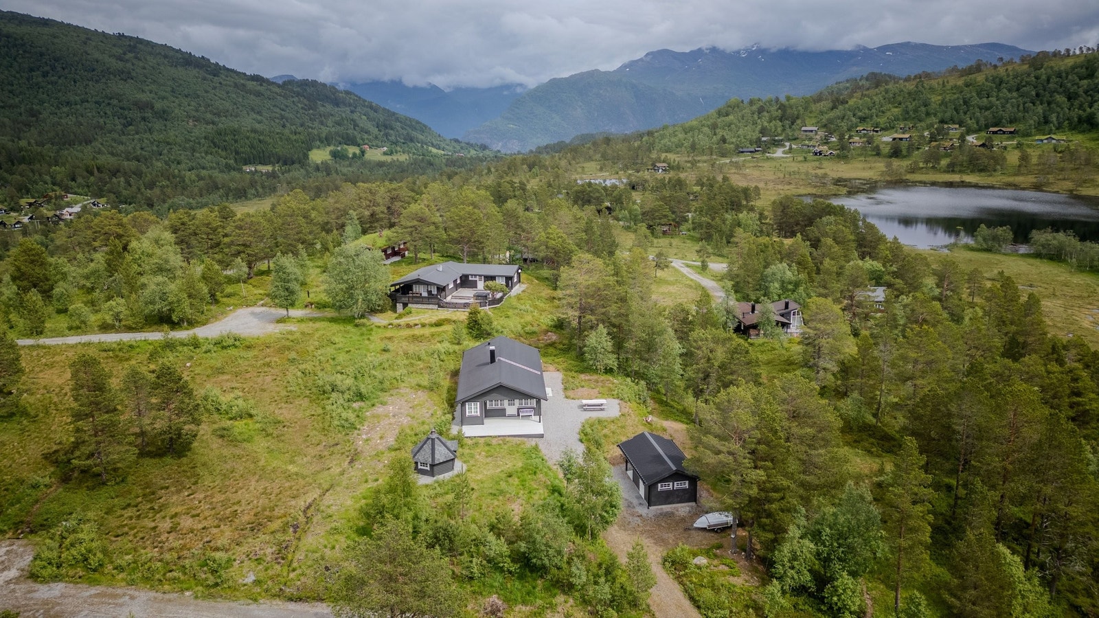 Området foran og til venstre for hytta tilhøre eiendommen Galleribilde