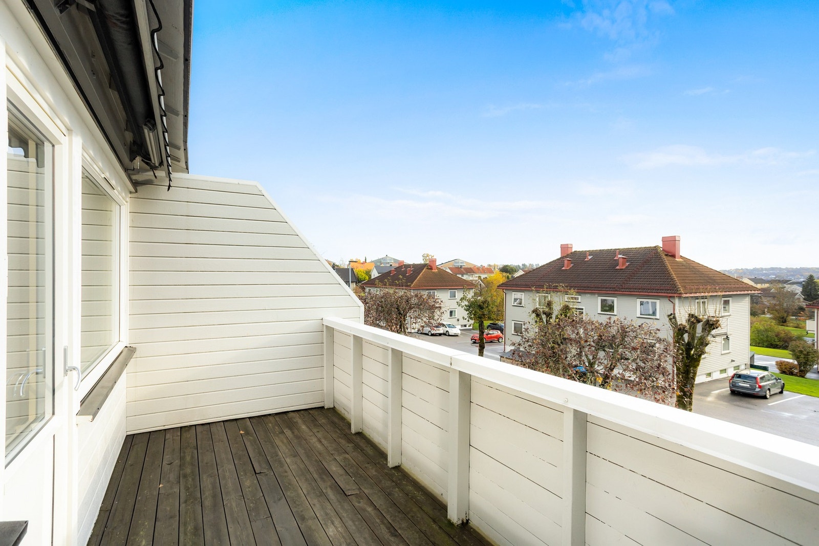 Vinduene inkluderer en glassdør fra 2019 til terrassen Galleribilde