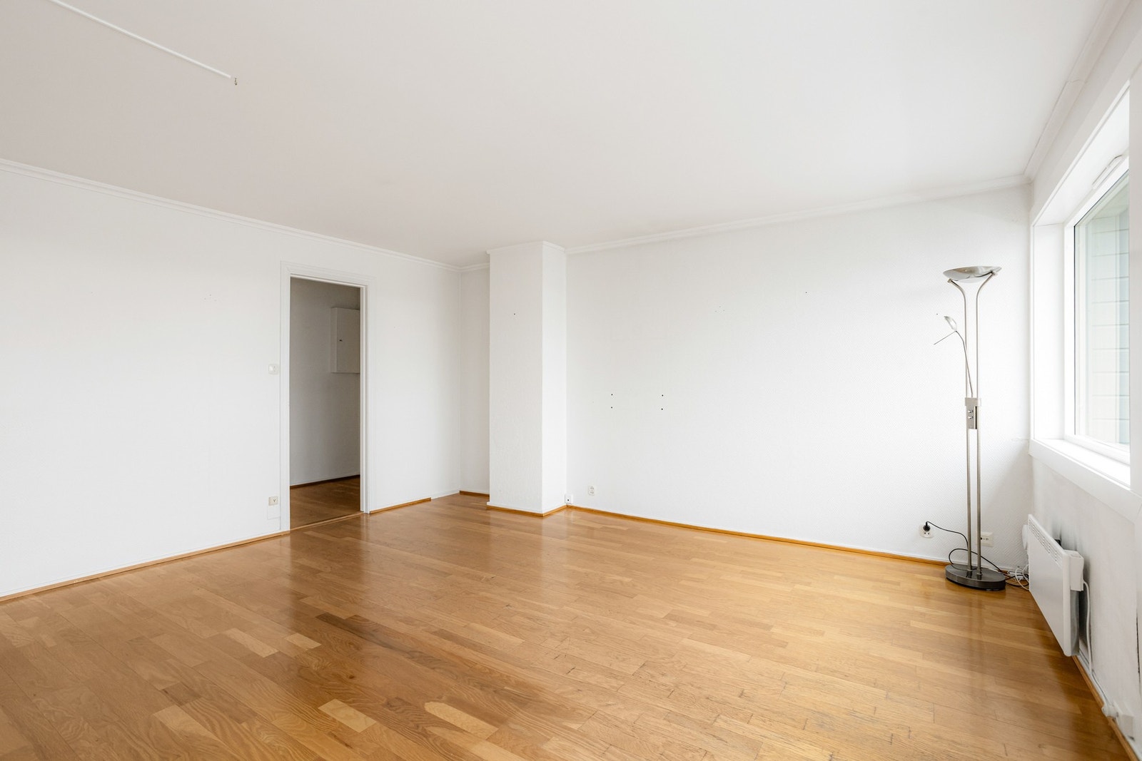 Utformingen gjør stuen enkel å møblere med flere sittegrupper Galleribilde