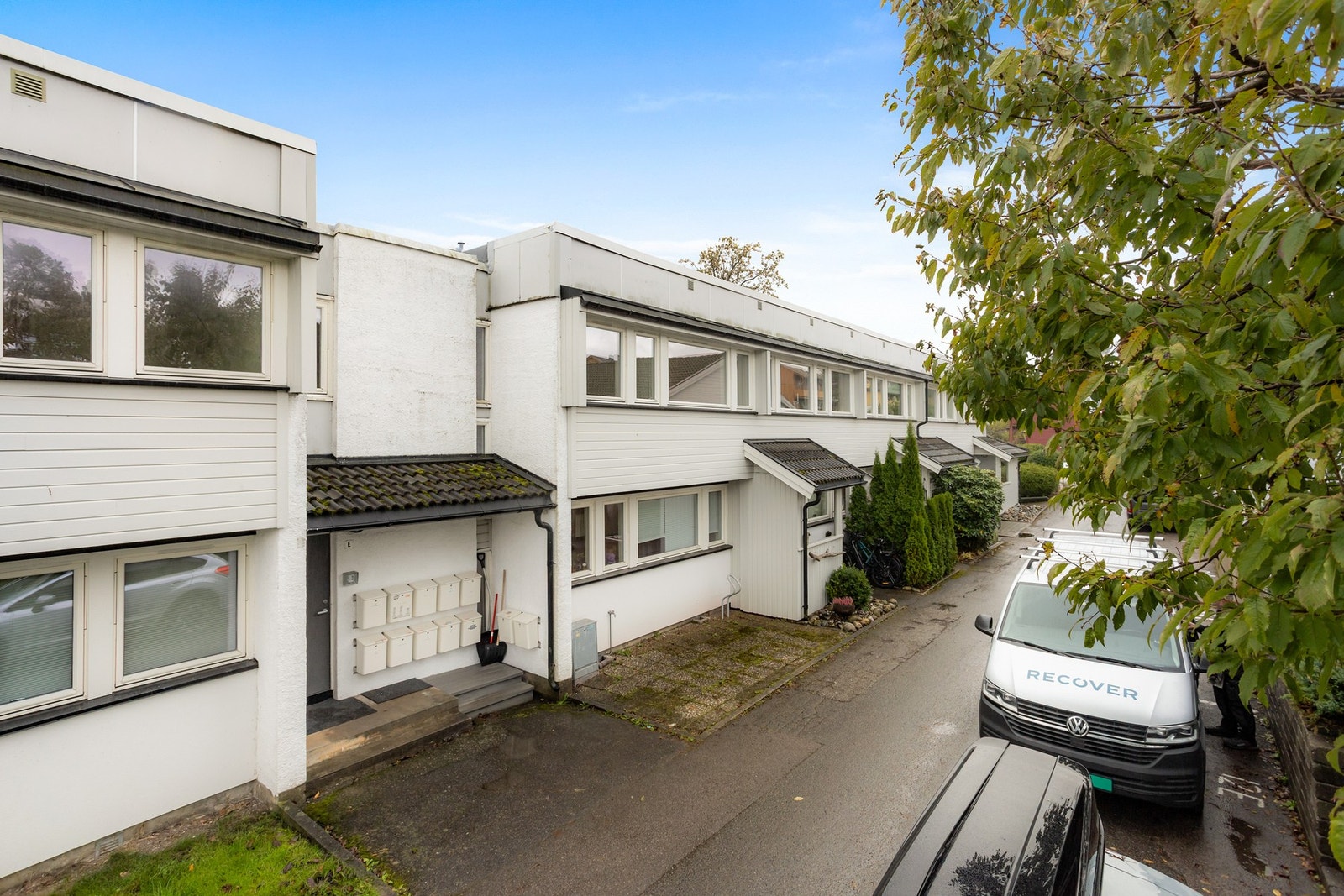 Det er godt med ekstra lagringsplass i to disponible kjellerrom Galleribilde