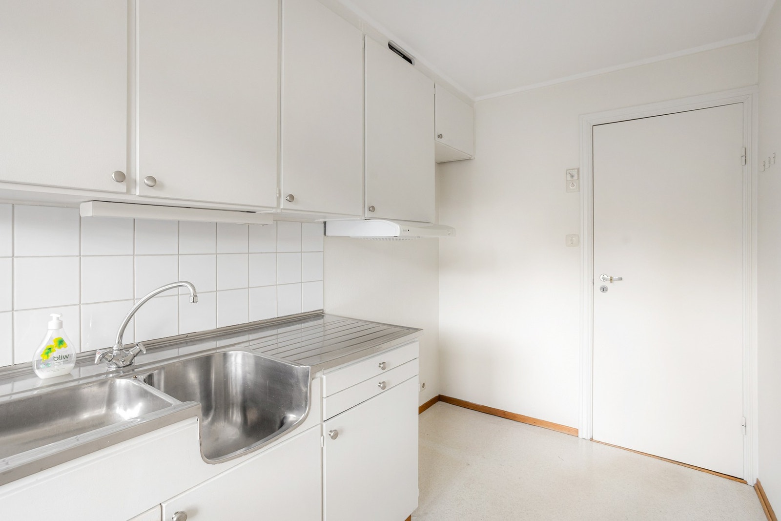 Dagens løsning gir fin skapplass, og rommet har potensial for å bli drømmekjøkkenet Galleribilde