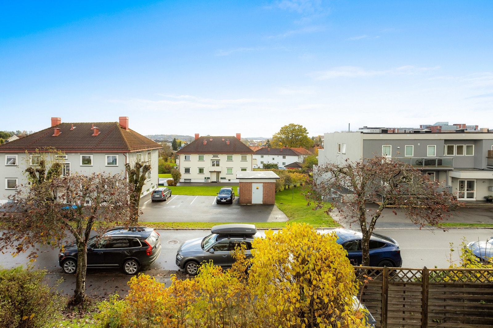 Terrassen måler ca. 9 kvm, utstyrt med belysning, markise fra 2019 og levegger mot naboene Galleribilde