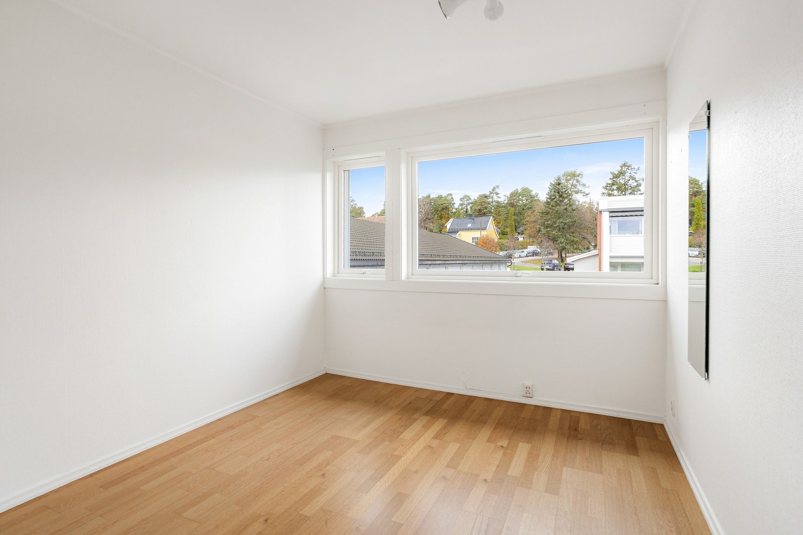 Soverommet har godt lysinnslipp, og det er plass til dobbeltseng med tilhørende nattbord Galleribilde