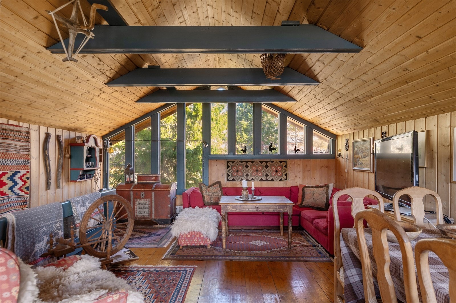 Stilfull stue med store vinduer som gir mye naturlig lys. Galleribilde