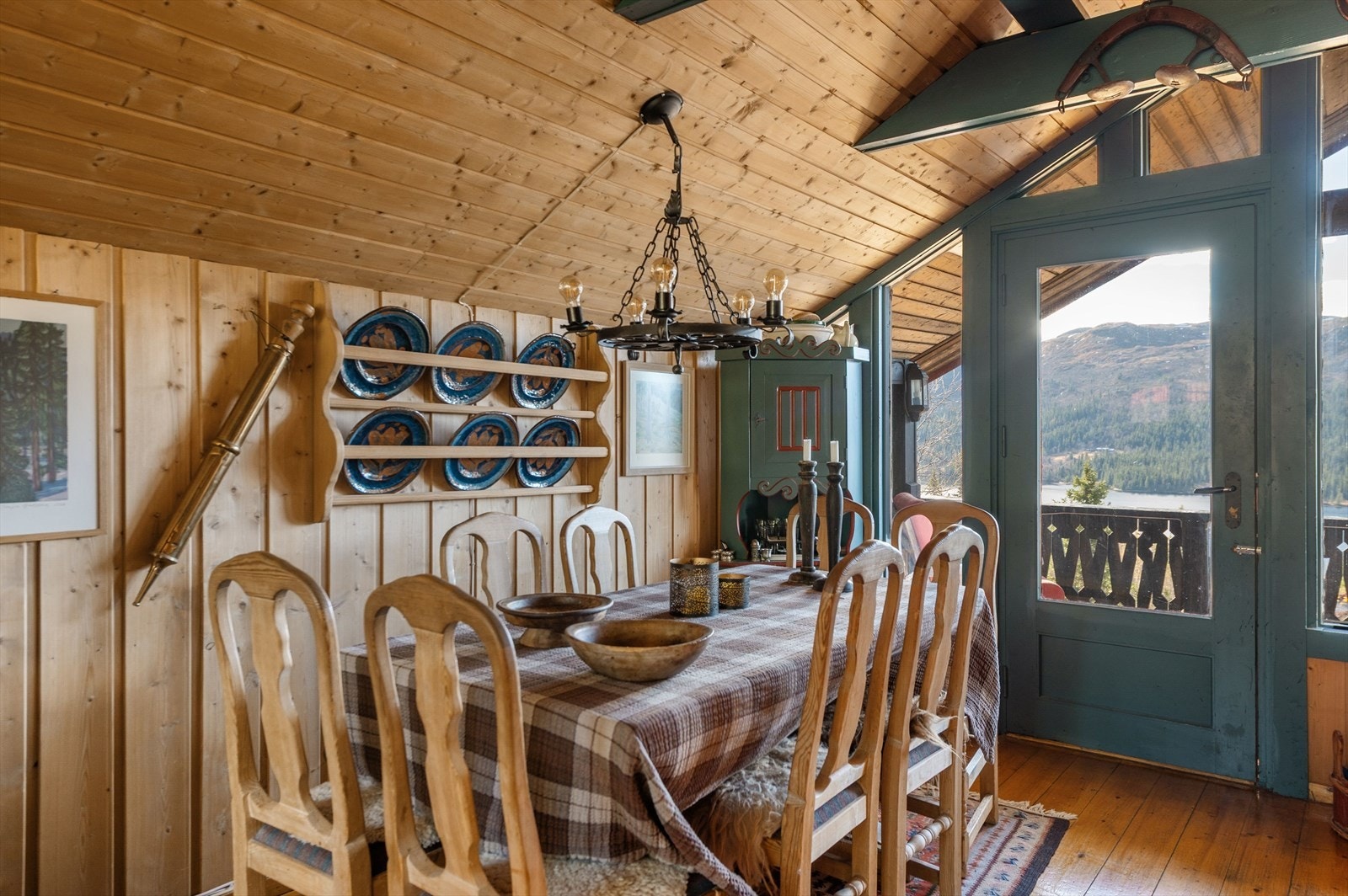 Spisestue med plass til hele familien. Galleribilde