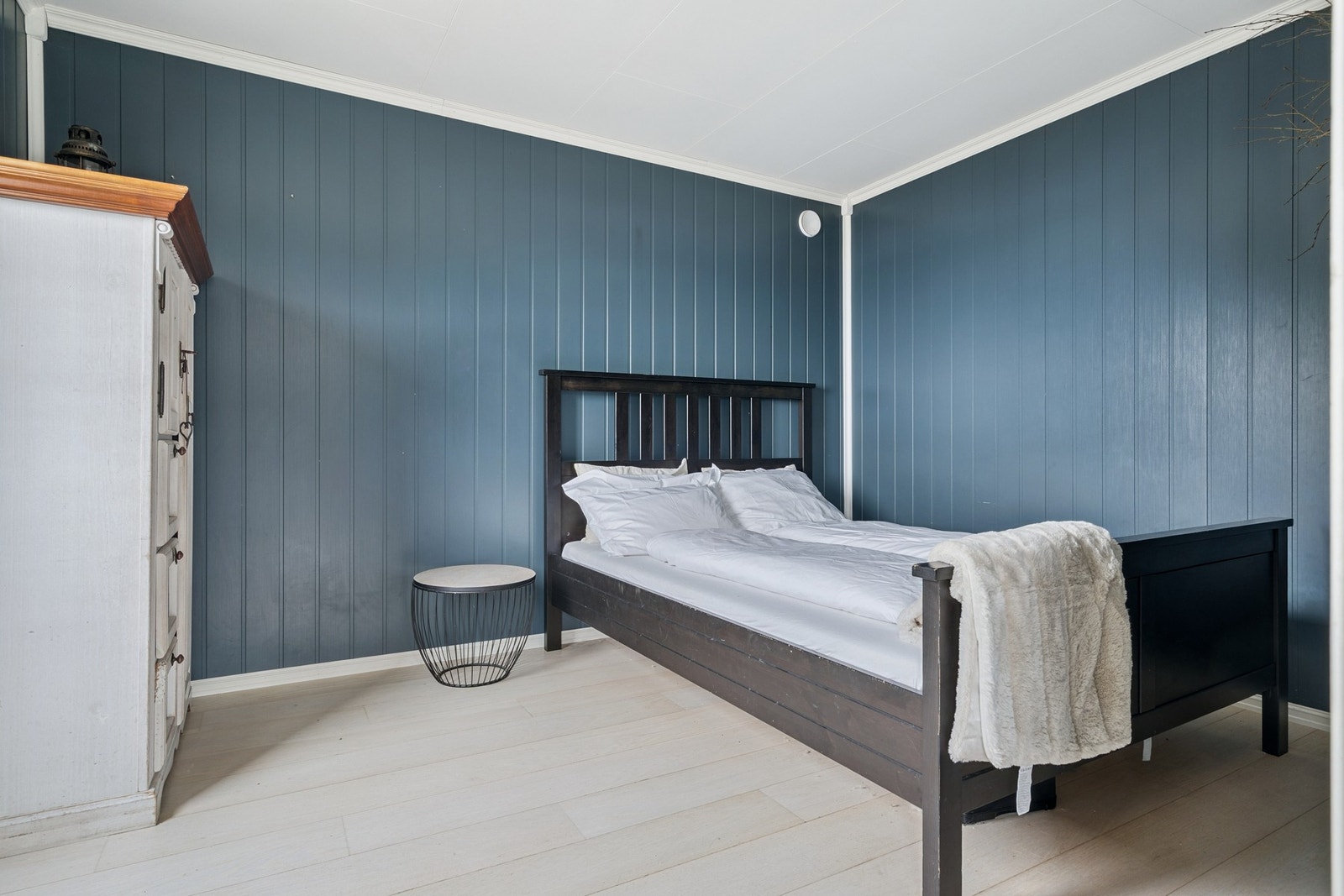 Soverom på hovedplan med god plass for garderobeskap og ønsket soveromsmøblement. Galleribilde