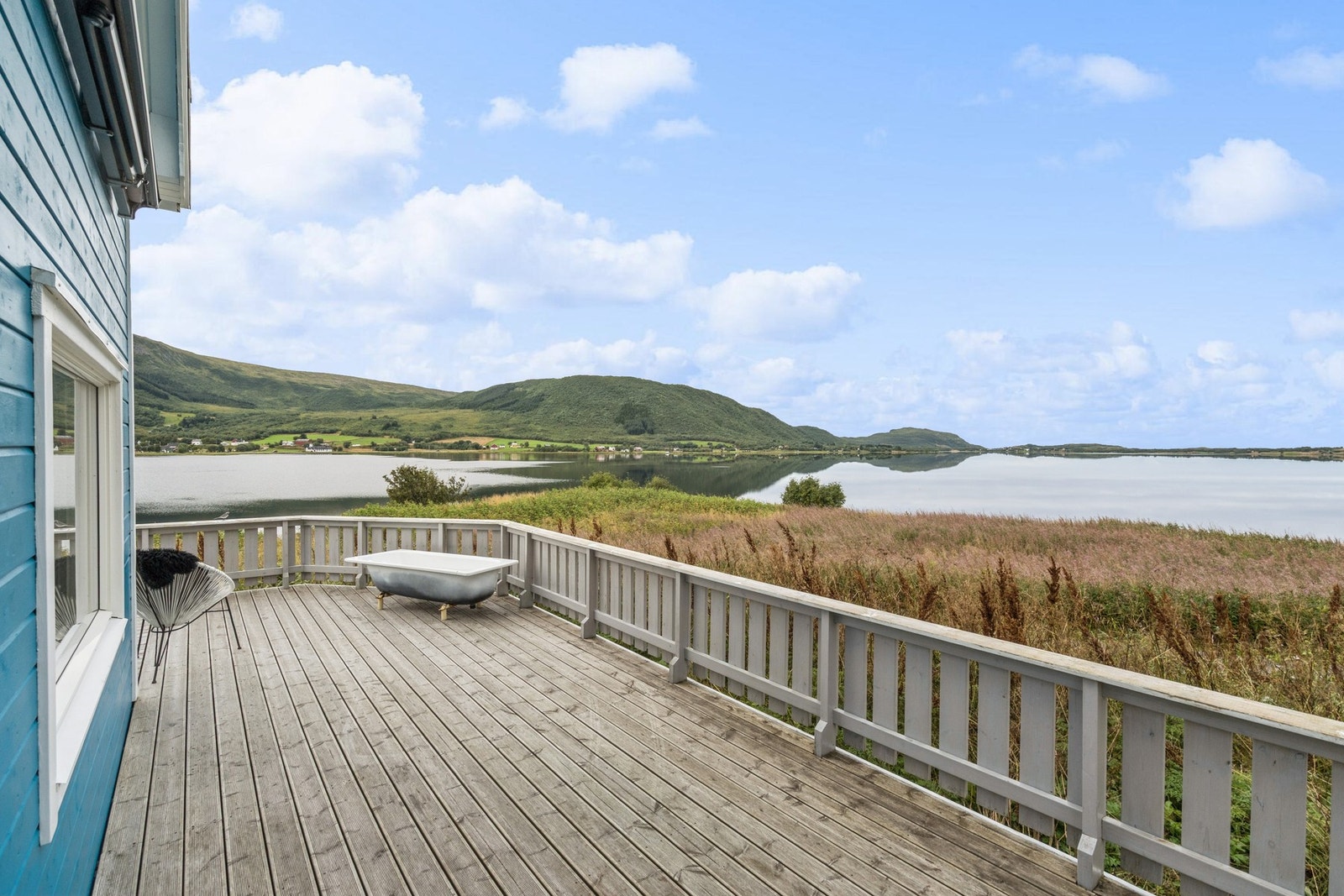 Her bor man i rolige og tilbaketrukne omgivelser, med fantastiske sol- og utsiktsforhold. Galleribilde