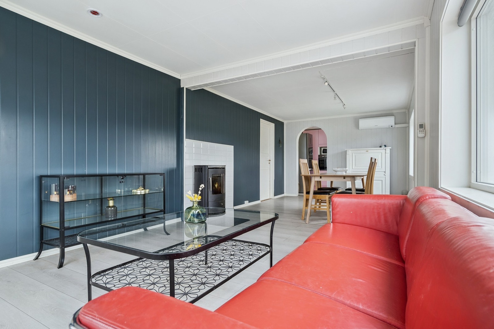 Stuen er utstyrt med nyere vedovn og varmepumpe, noe som kommer godt med på vinterhalvåret. Galleribilde