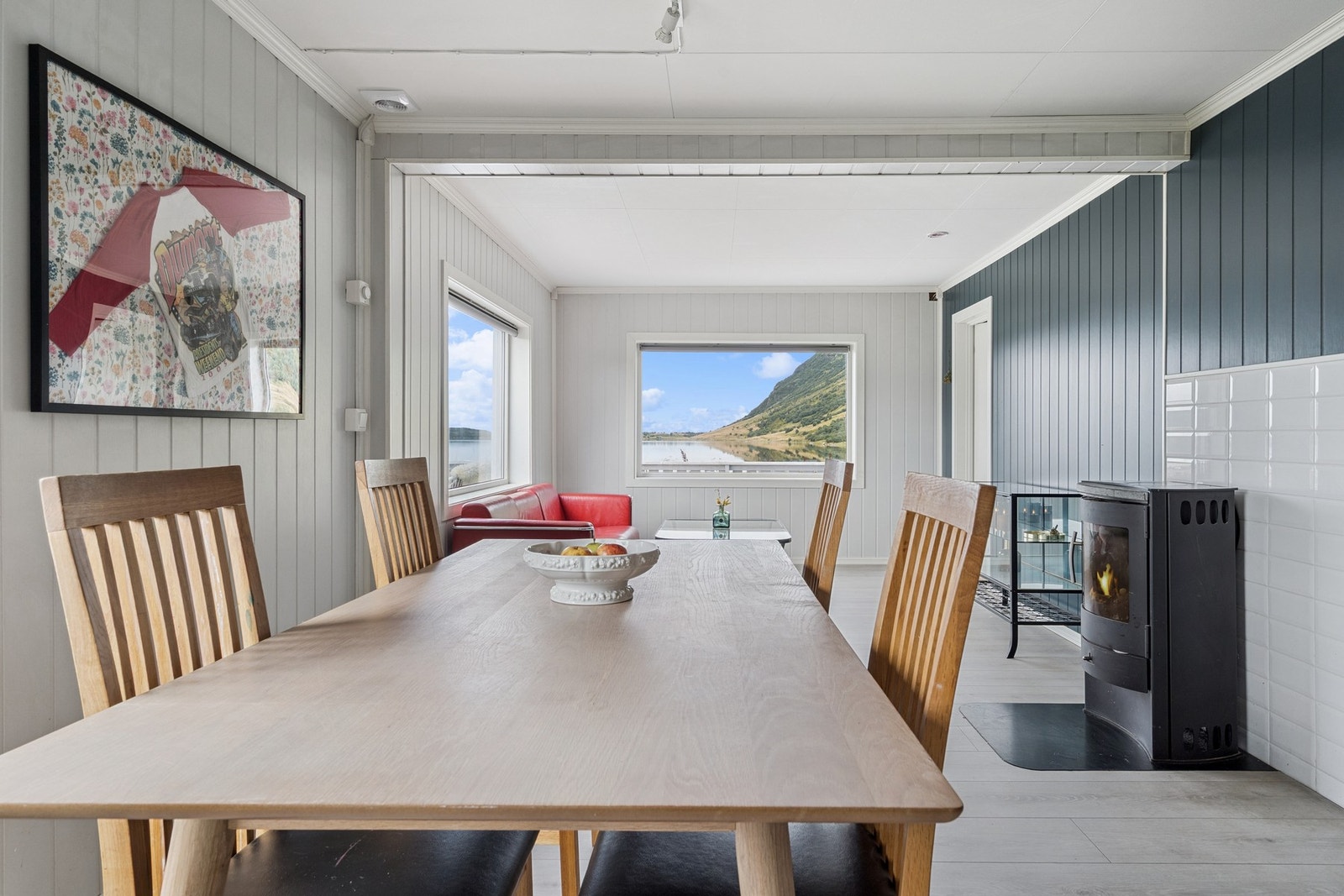 Stuen gir rom for ulik innredning, som blant annet sofakrok, med tilhørende mediemøblement og en spisekrok i nærhet til kjøkkenet. Galleribilde