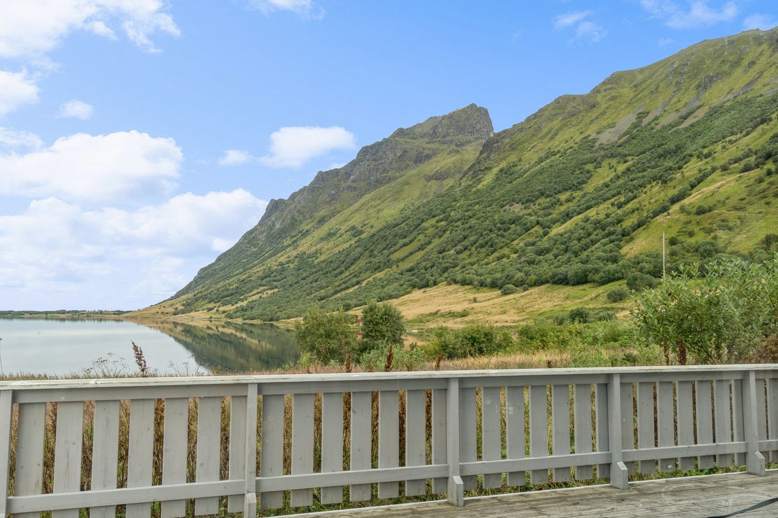 Eiendommen har dessuten moderne fiberinternett, som gir stabil og rask tilkobling - ideelt for fjernarbeid, streaming og digital kommunikasjon. Galleribilde