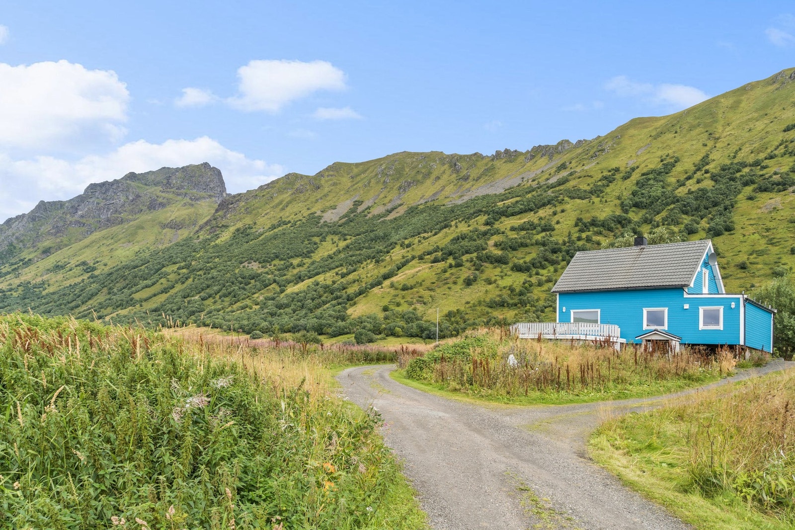 Boligen ligger pent og skjermet til, i flotte omgivelser. Galleribilde