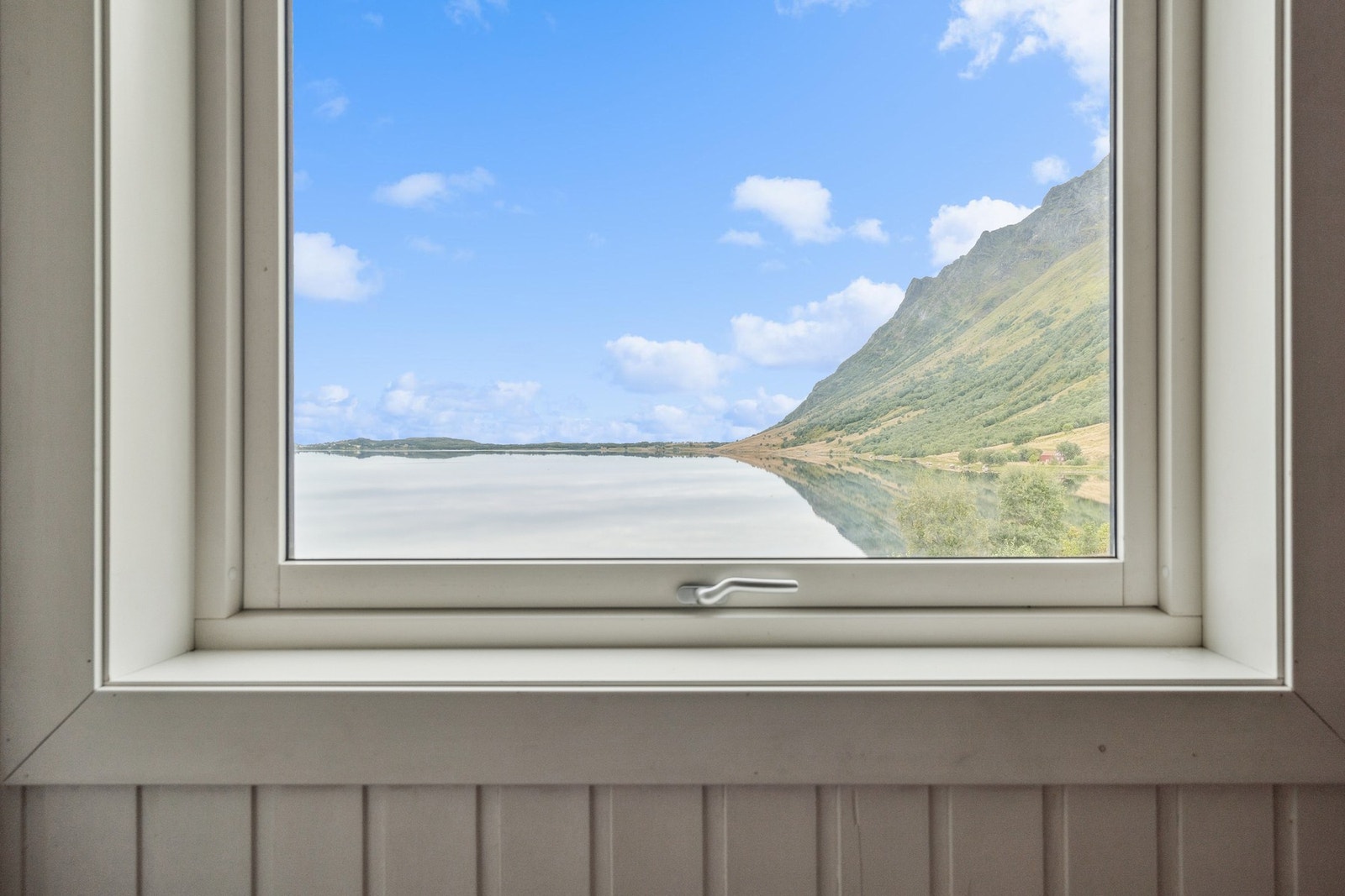 Boligen har mange nyere vindusflater, som man kan nyte de herlige utsiktsforholdene fra. Galleribilde